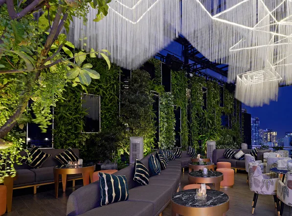 Thi công vườn tường đứng bar - Mixx Sky Garden