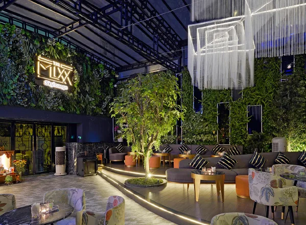 Thi công vườn tường đứng bar - Mixx Sky Garden