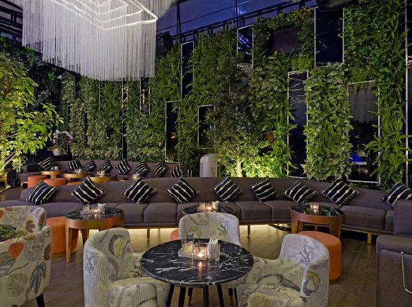 Thi công vườn tường đứng bar - Mixx Sky Garden